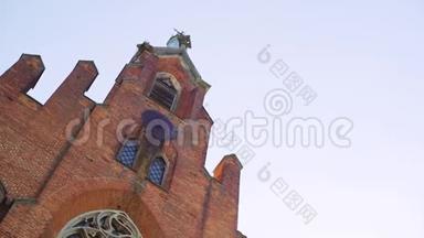 破碎的哥特式废弃红砖教堂窗，哥特式旧天主教会
